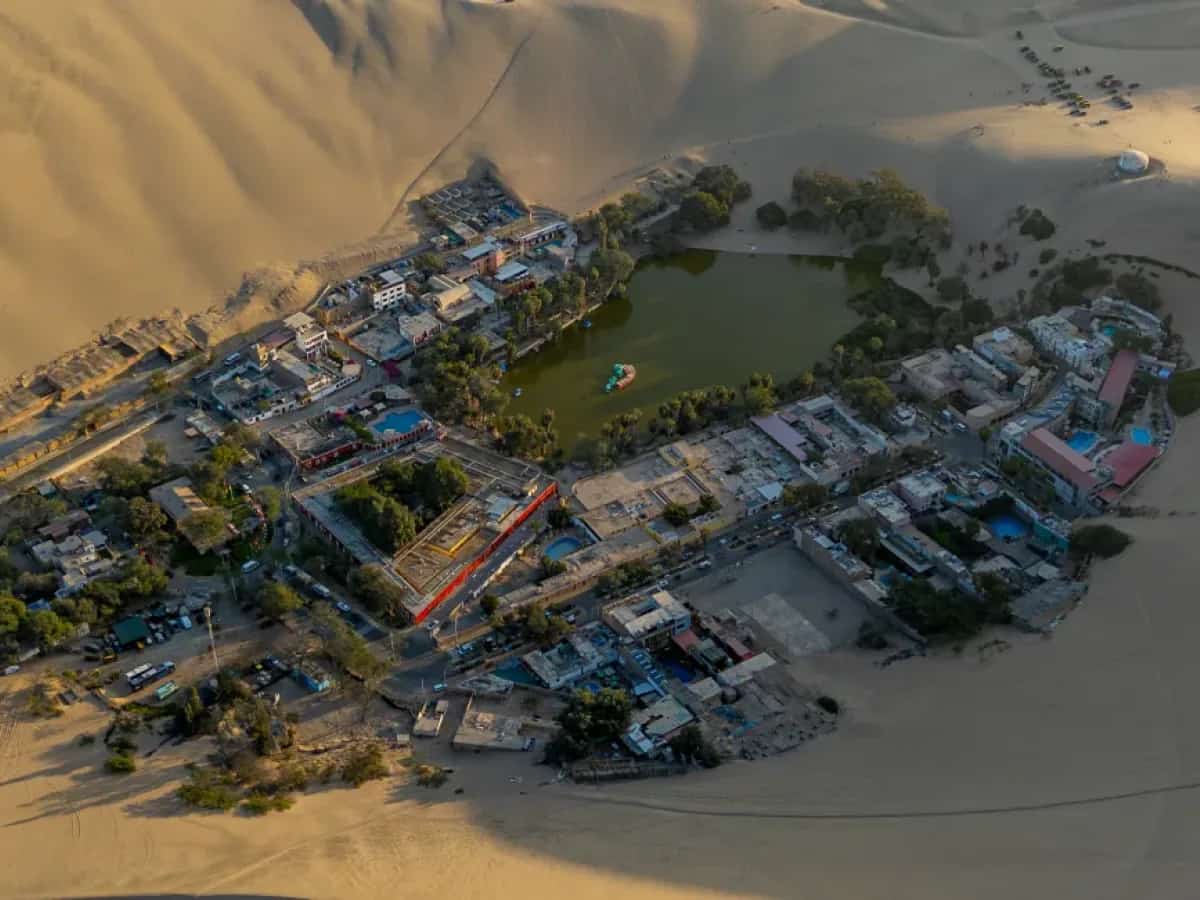 Buggies en las dunas de Huacachina al atardecer