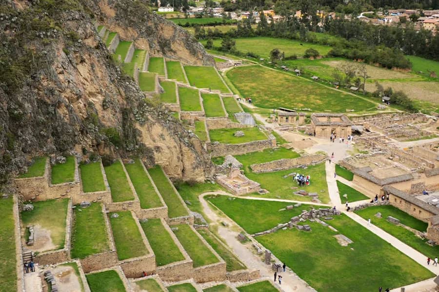 Vista del sitio arqueológico de Ollantaytambo con terrazas incas y áreas verdes del Valle Sagrado