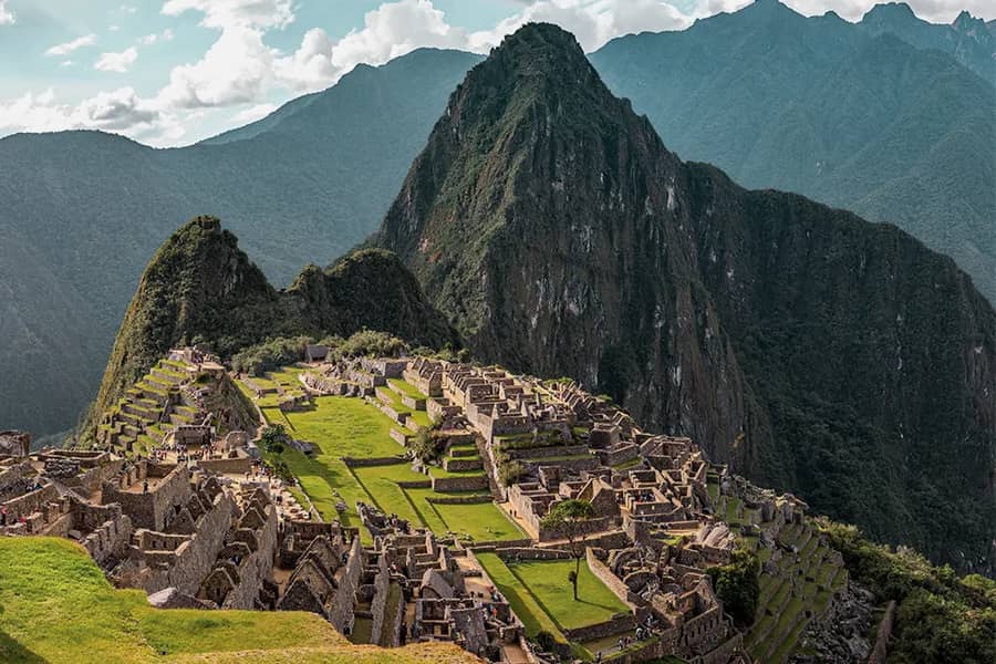 Vista panorámica de Machu Picchu con la ciudadela inca y la montaña Huayna Picchu al fondo
