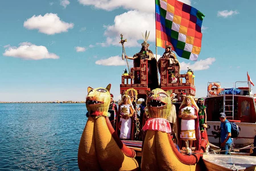 Bote de totora navegando en el lago Titicaca con pobladores locales a bordo