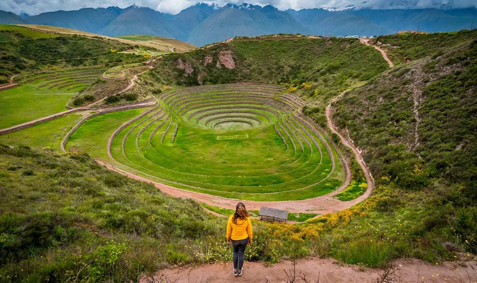Senderista en los andenes de Moray, en Cusco. 