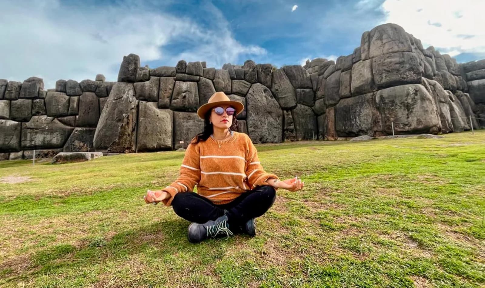 Viajera haciendo yoga en Sacsayhuamán, Cusco.