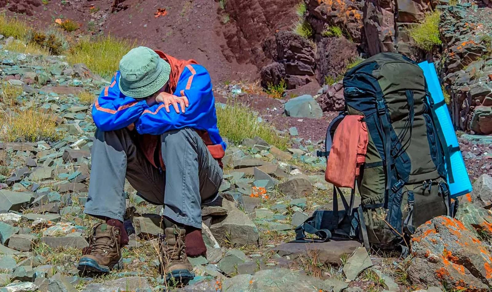 Viajero con síntomas de mal de altura en la montaña de colores, Cusco.