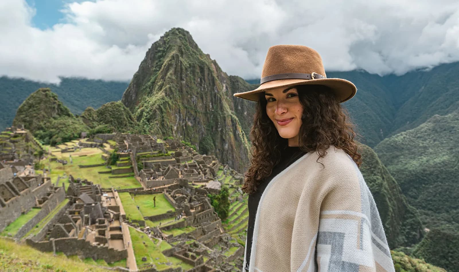 Viajera tomándose la clásica foto postal en la Casa del Guardián en Machu Picchu. 