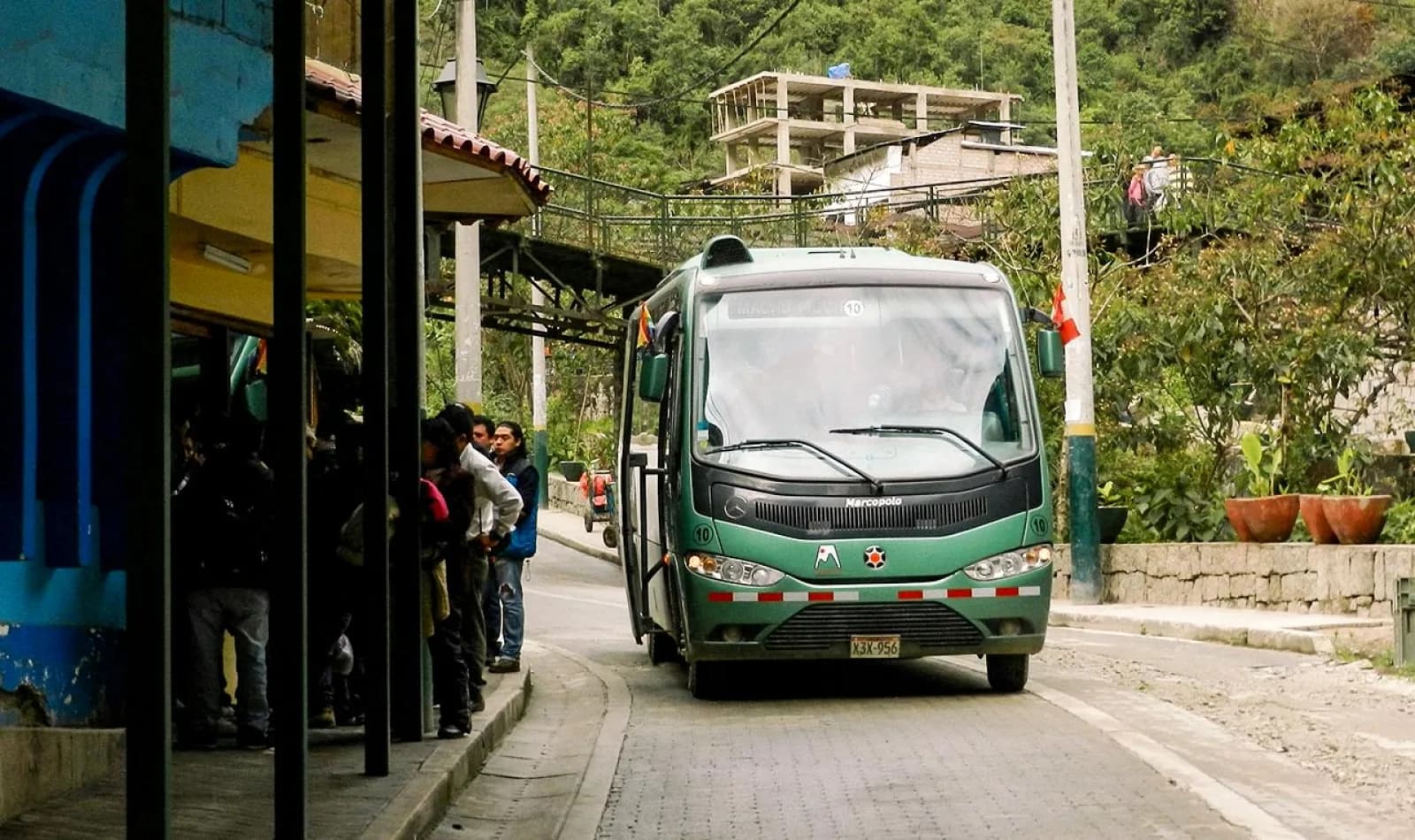 Bus a Machu Picchu llegando a una estación en Aguas Calientes o Machu Picchu Pueblo. 