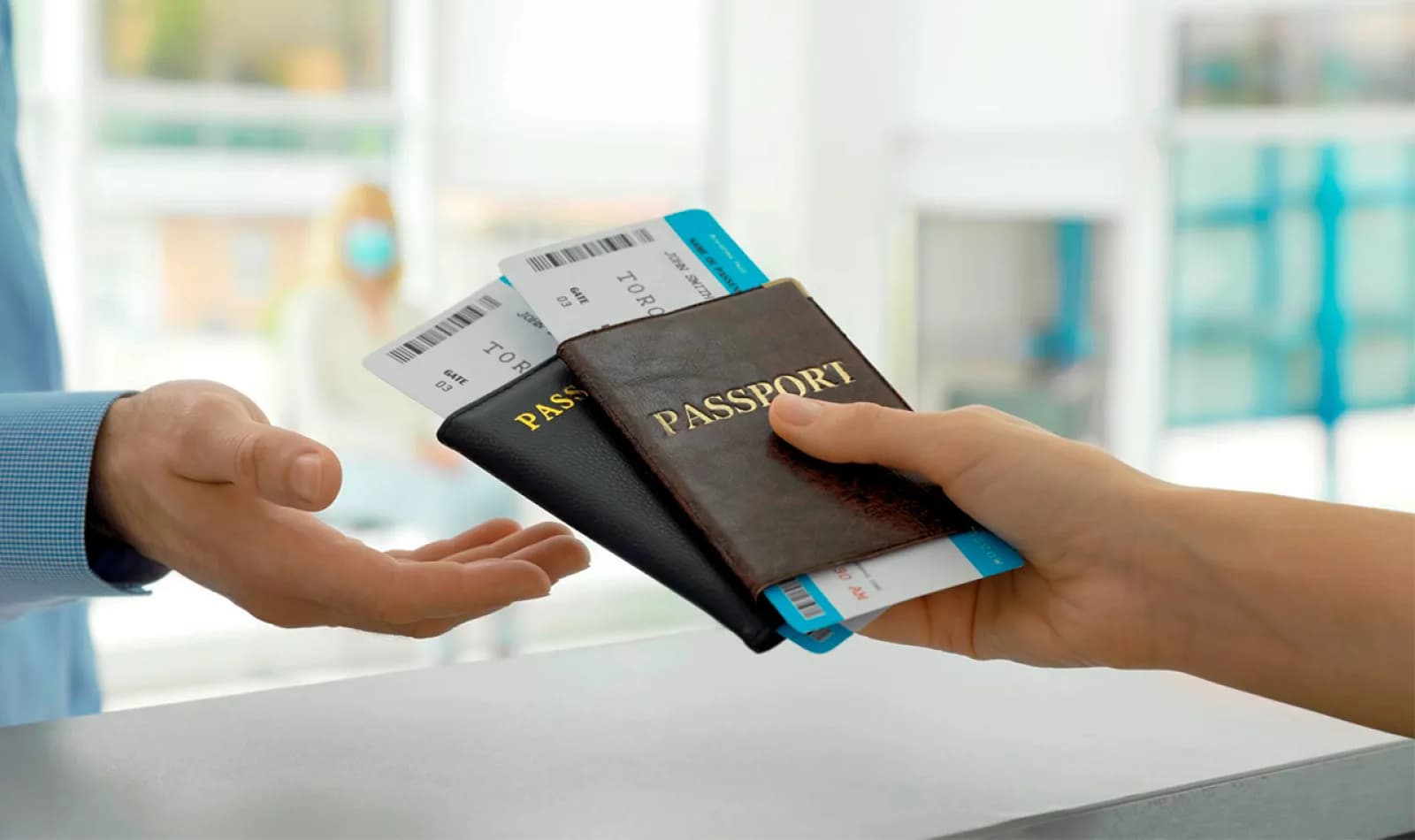 Turista entregando su pasaporte para viajar a Perú. 