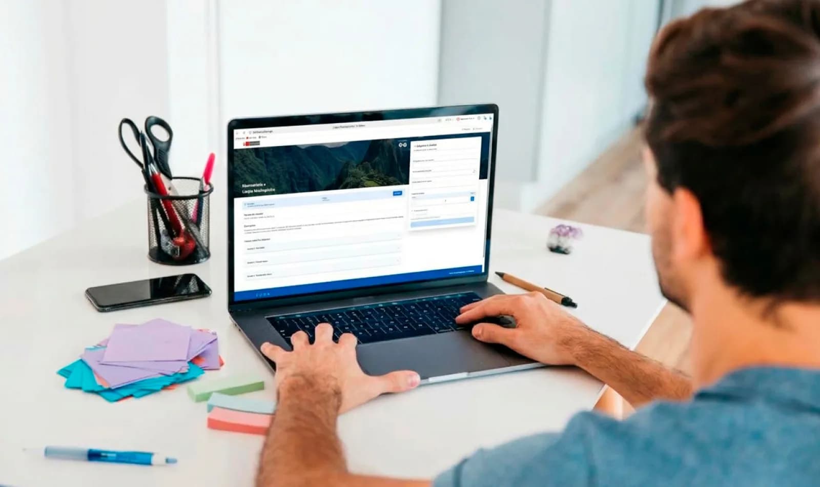  Viajero comprando boletos a Machu Picchu a través de la pagina web oficial. 