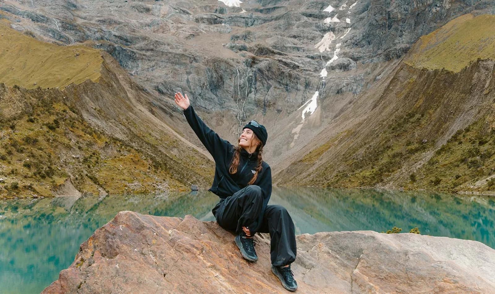 Turista sentada cerca a la laguna humantay.