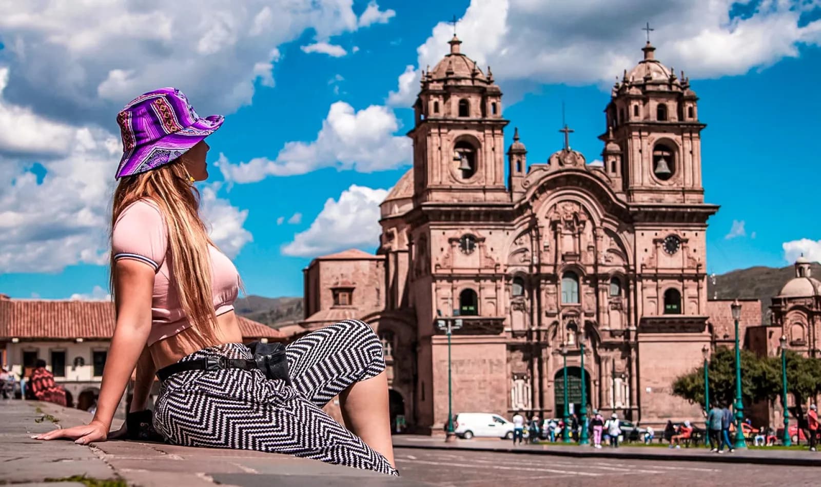 Turista en la Plaza de Armas de Cusco