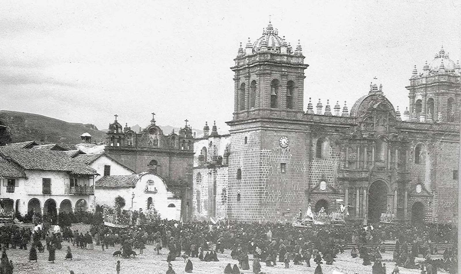 Fotografia antigua de la ciudad del Cusco, en la plaza de armas