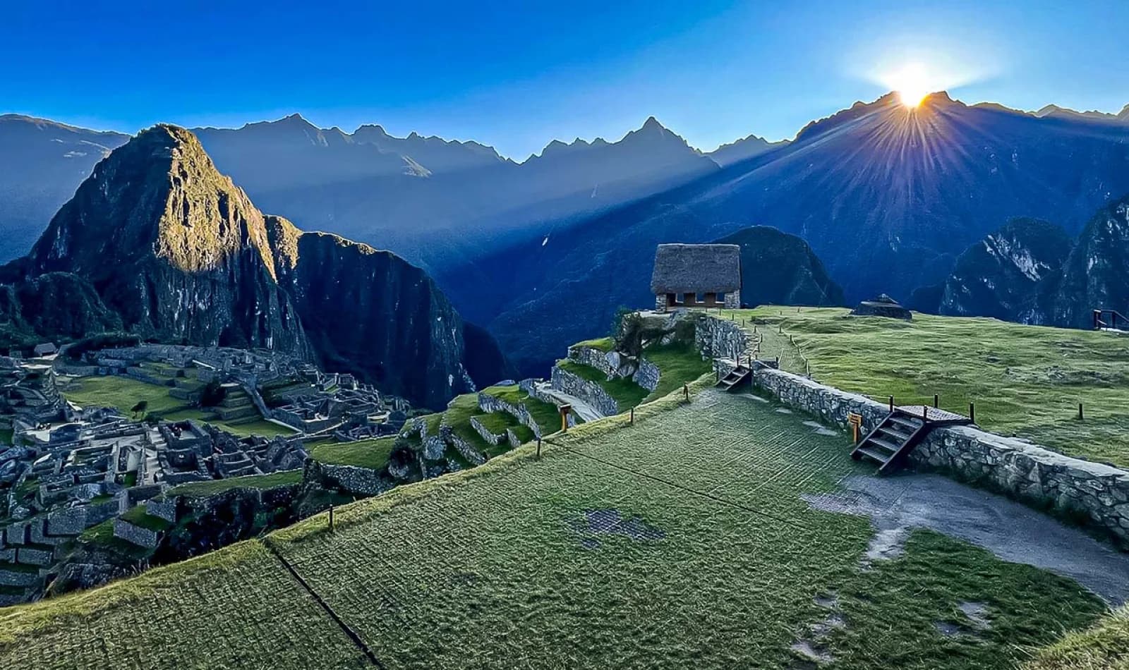 Ciudadela Inca de Machu Picchu por la madrugada, desde la casa del guardian