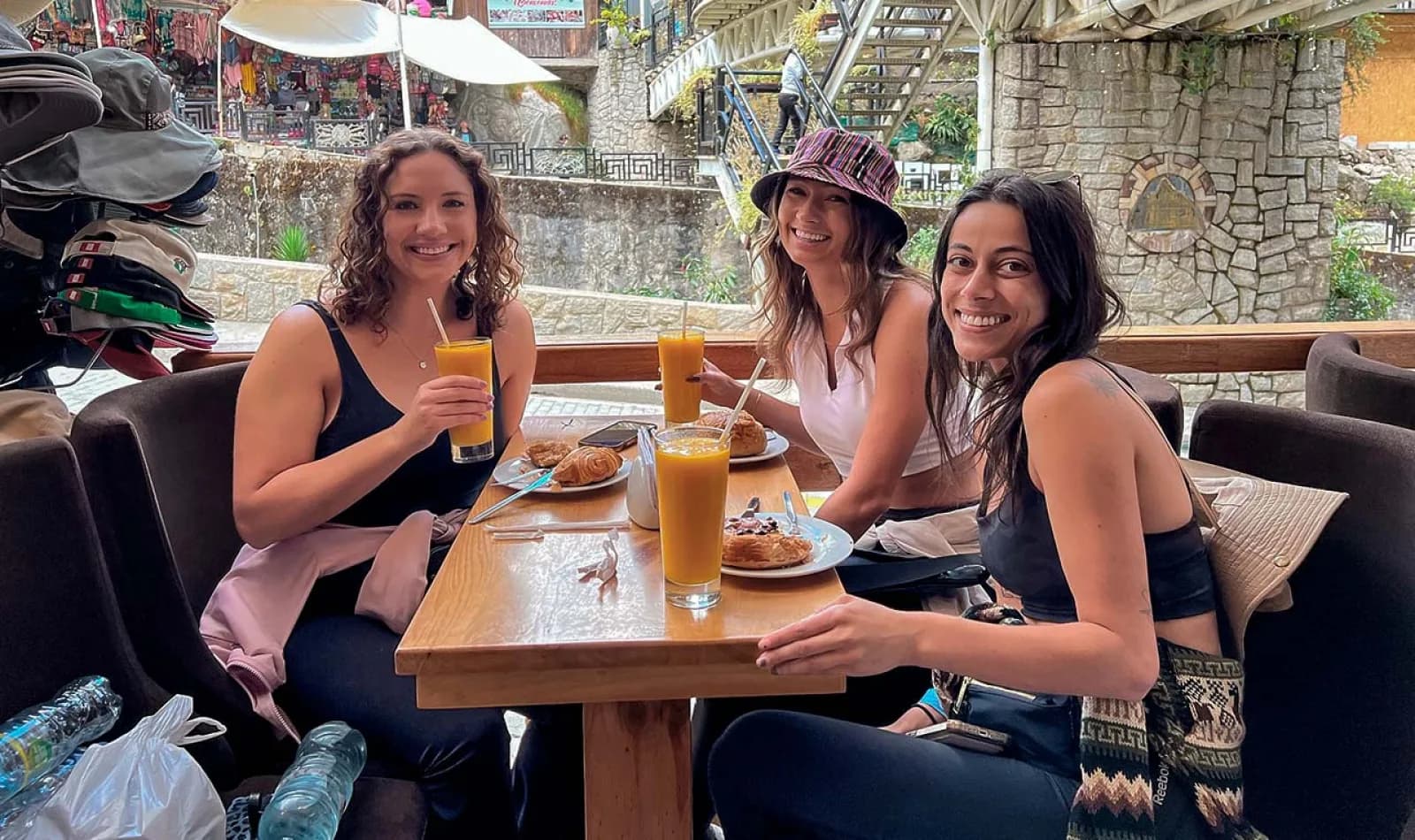 Grupo de turistas comiendo en Machu Picchu.