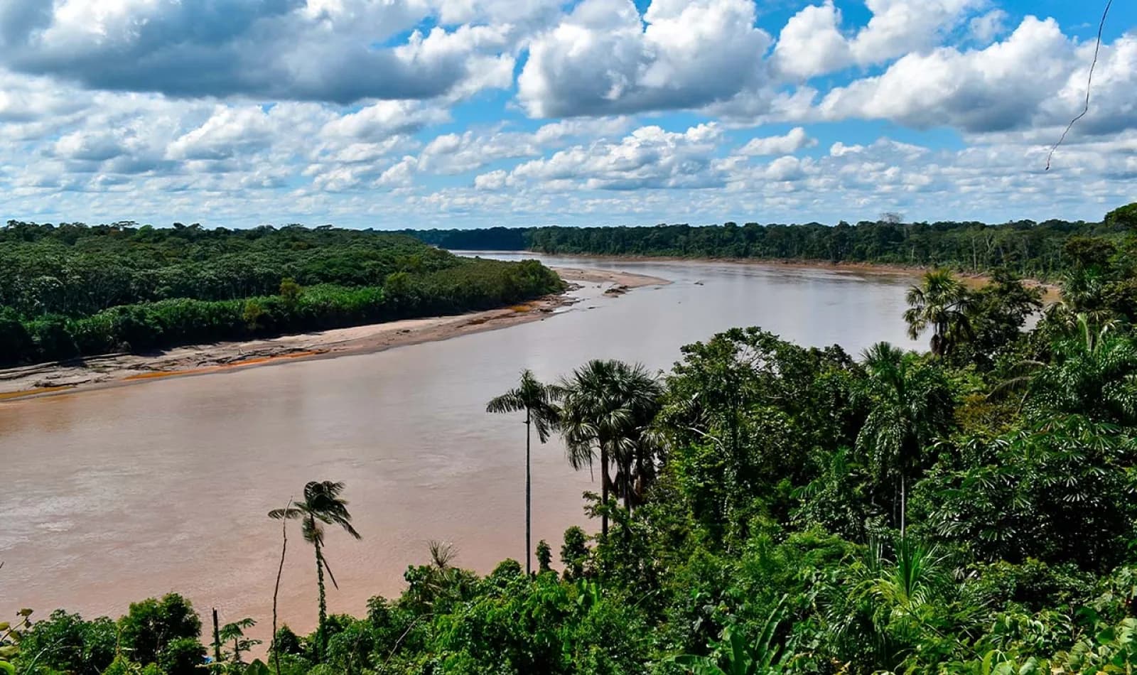 Vista panorámica del río Madre de Dios, al amanecer. 