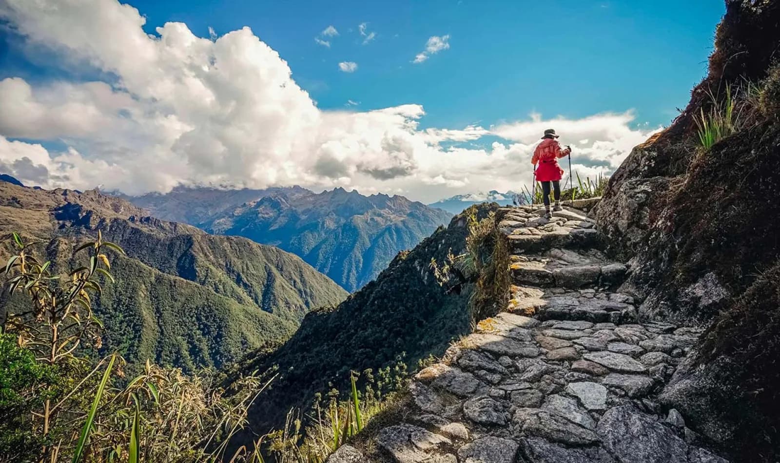 Turista recorriendo un tramo del Camino Inca hacia Machu Picchu.