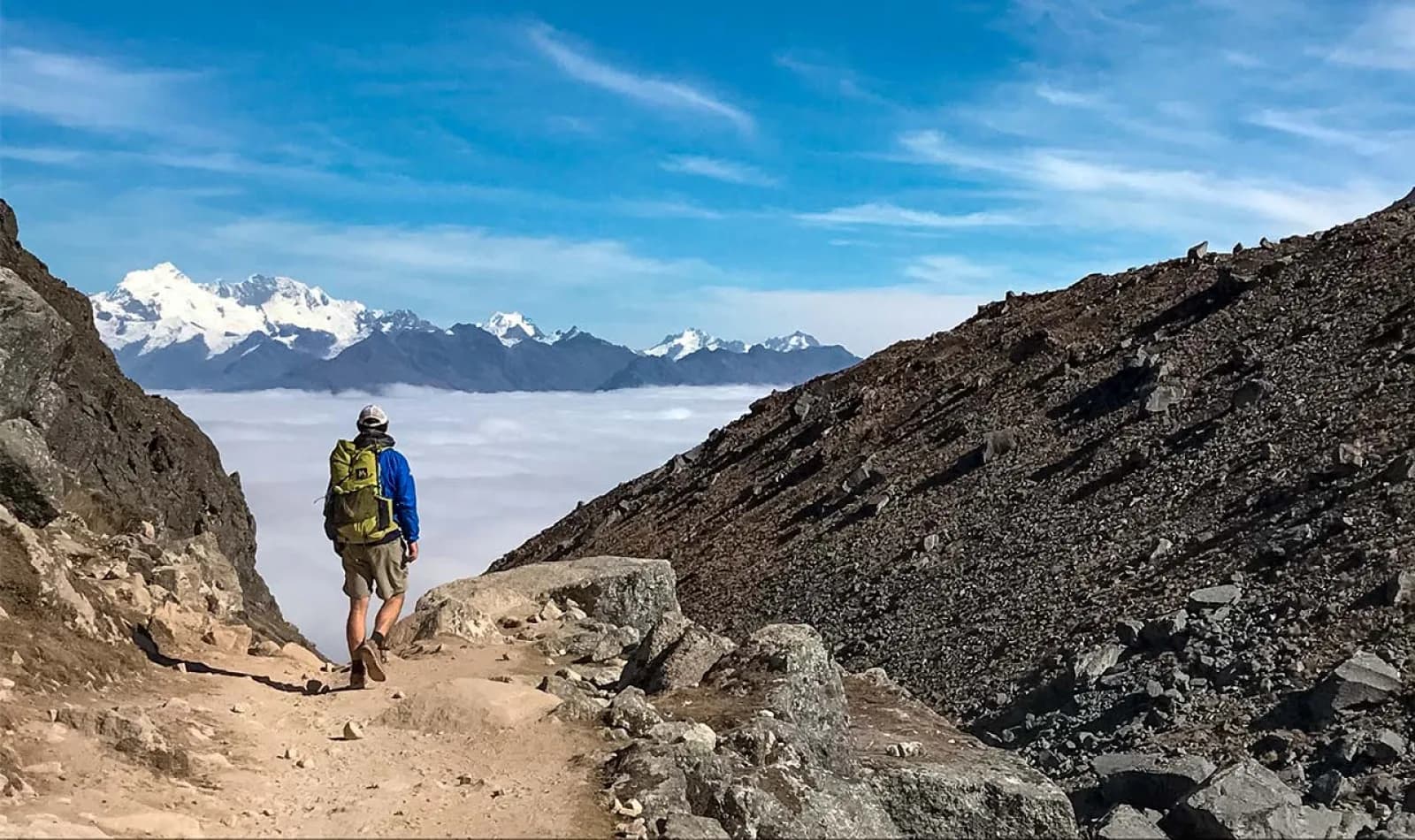 Un viajero recorriendo un tramo del Salkantay Trek.