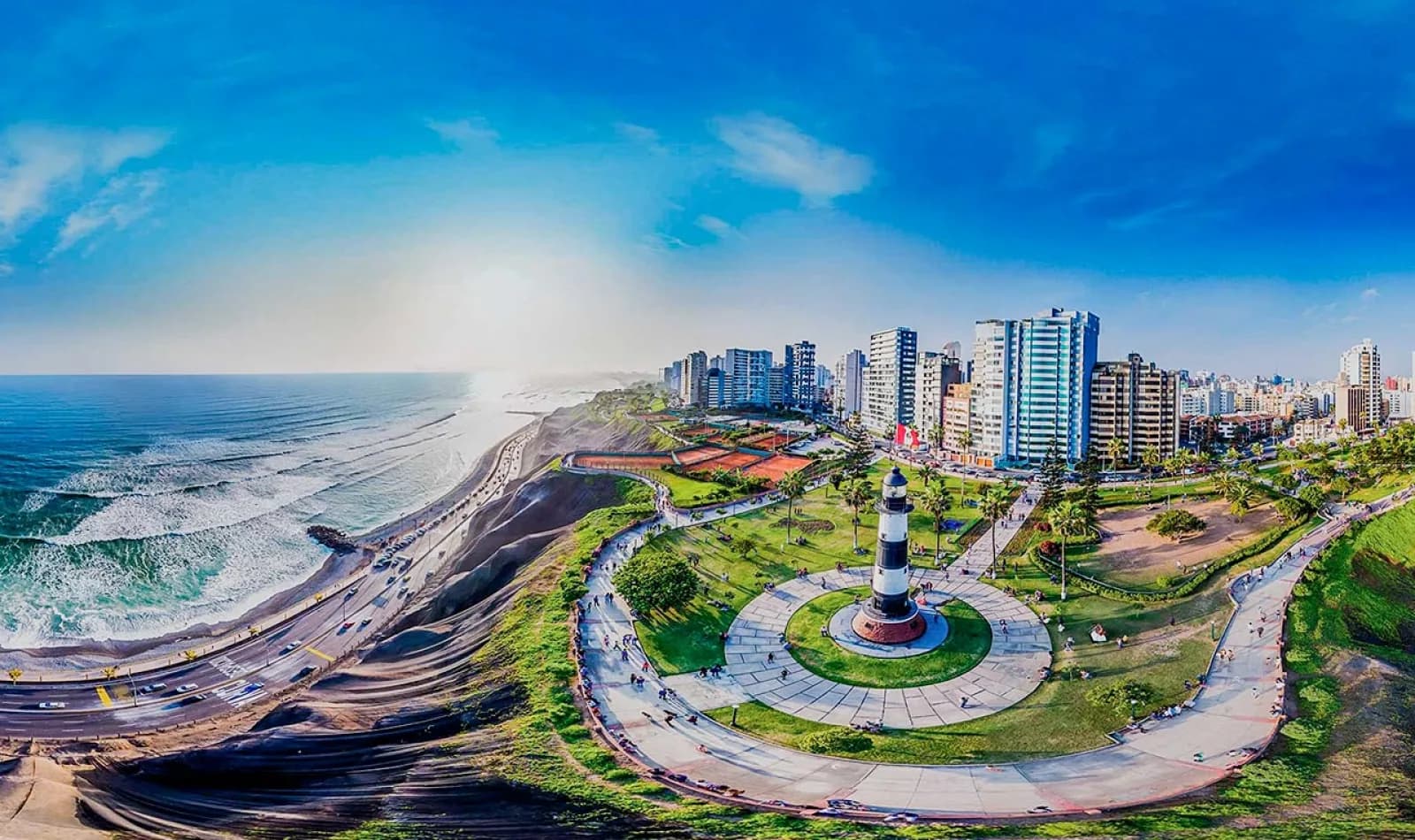 Vista panorámica del parque de la amistan en Lima, en un día de verano.