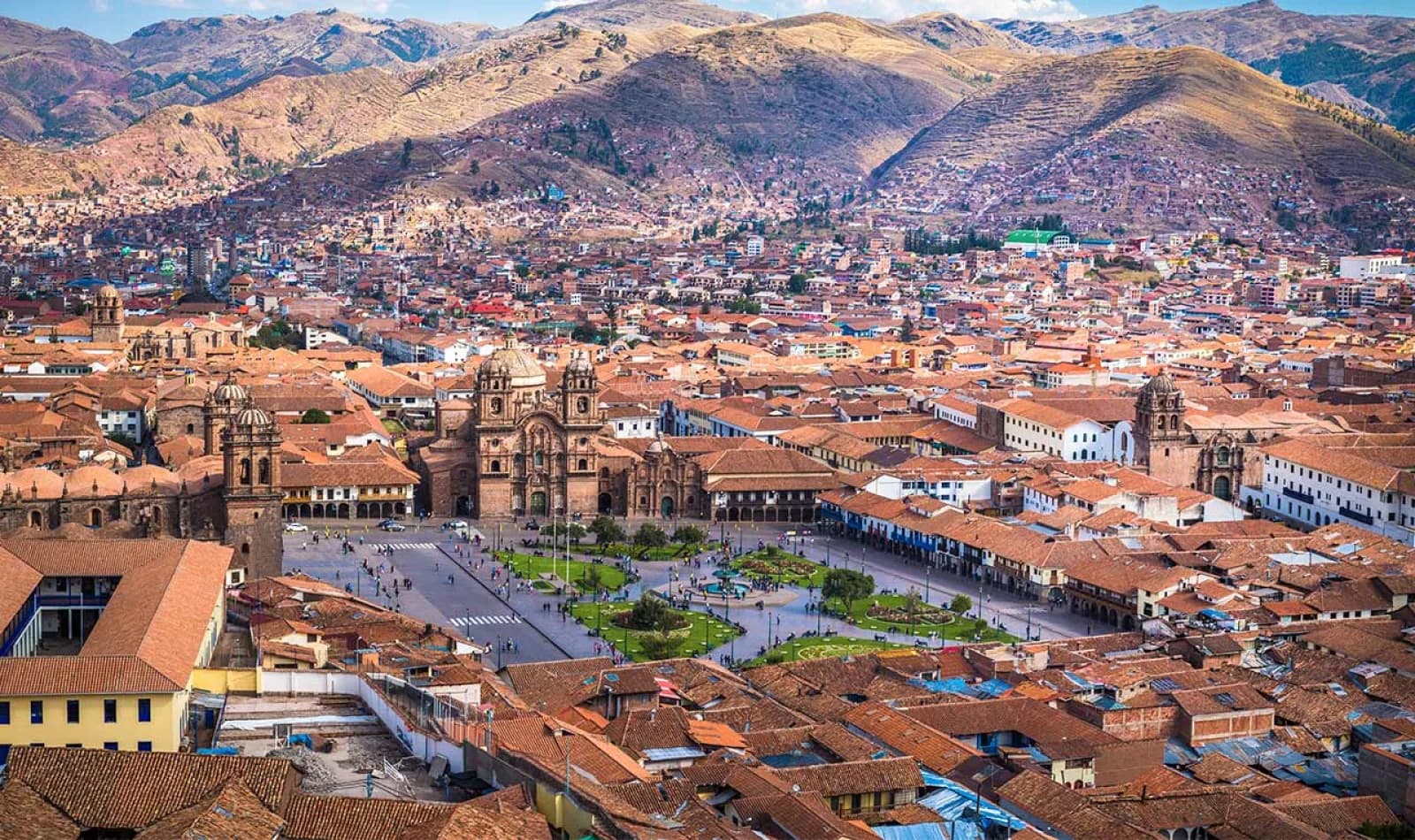 La ciudad del  Cusco, vista panorámica, bajo los rayos del sol. 