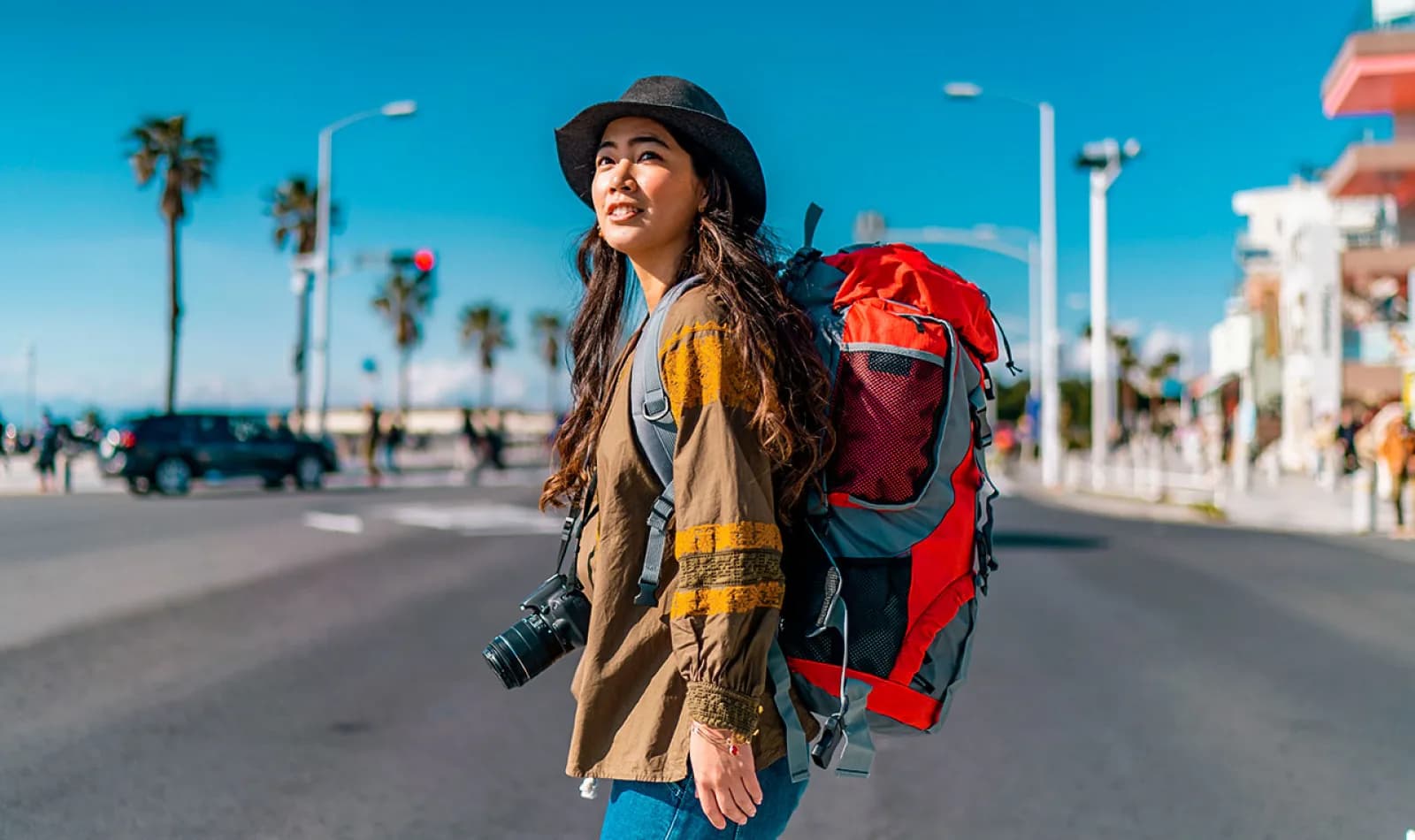 Viajera visitando Perú con una mochila roja y grande. 