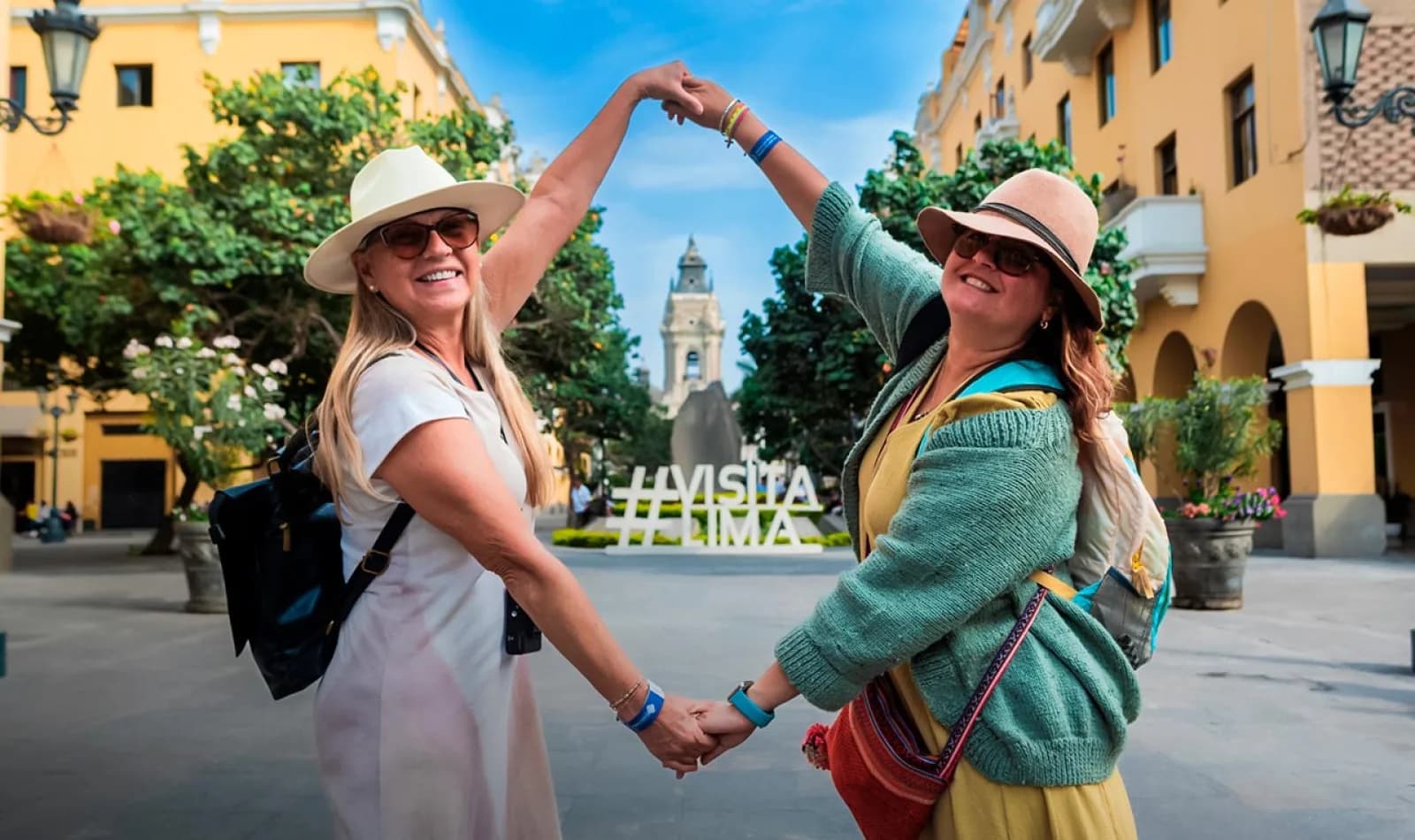 Dos mujeres turistas con su equipaje listo, en la Plaza Mayor de Lima. 