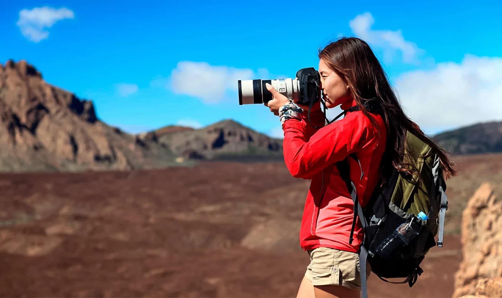 Viajera tomando una fotografía con una cámara profesional en Perú.