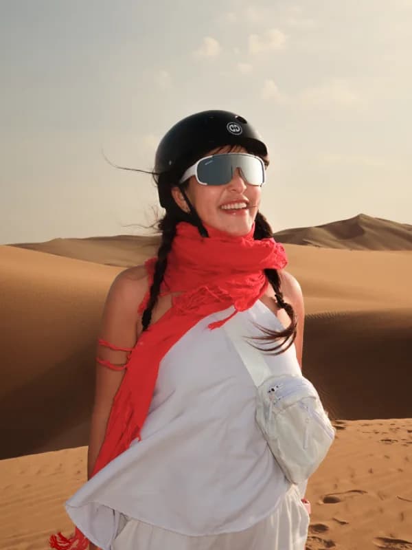 Viajera disfrutando de una experiencia entre las dunas del desierto de Ica