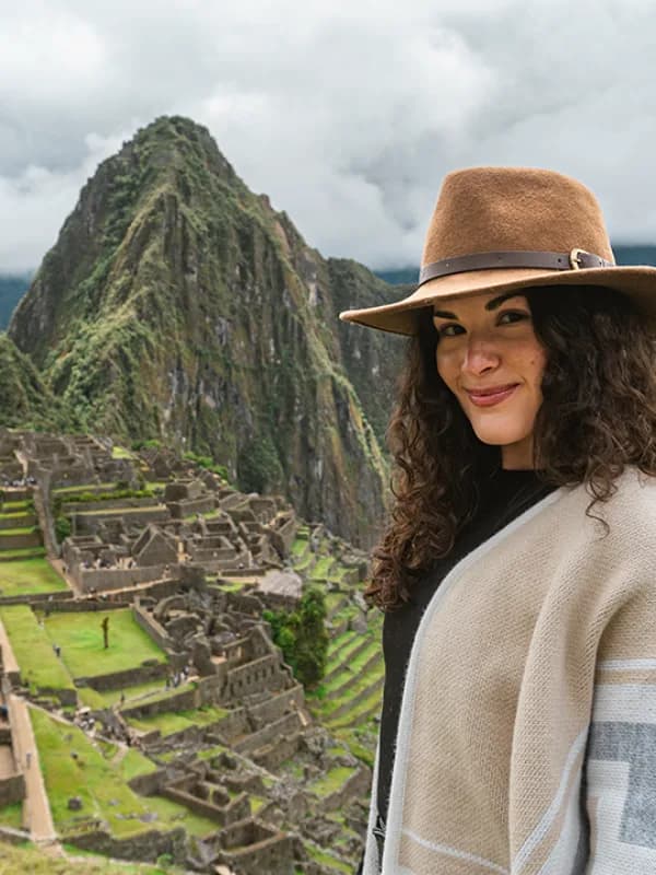 Viajera frente a la ciudadela inca de Machu Picchu