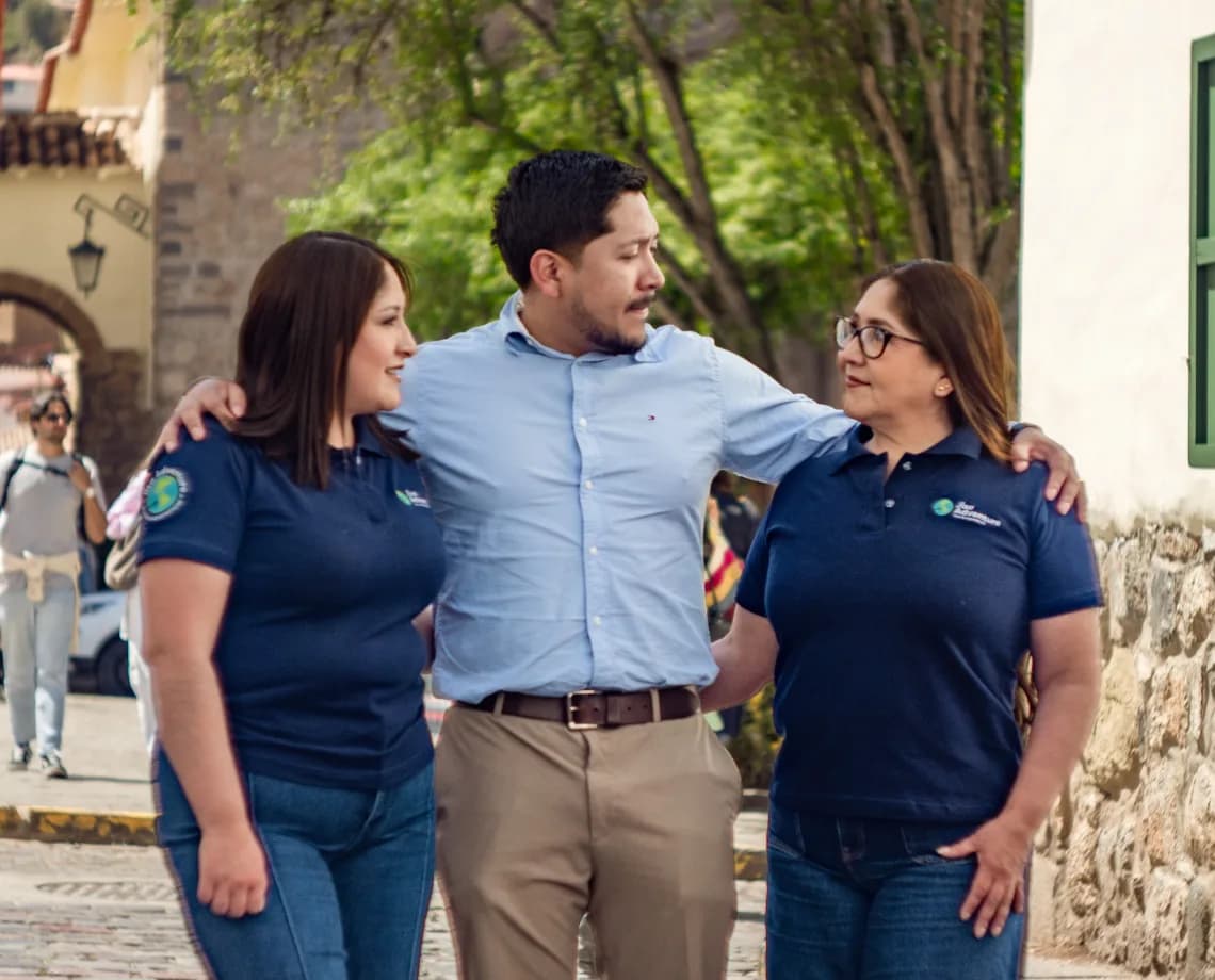 Fundadores de Jisa Adventure caminando juntos por una calle del centro histórico de Cusco