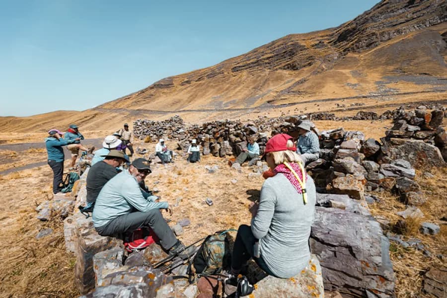 Viajeros descansando durante una caminata de aclimatación en las montañas de Cusco