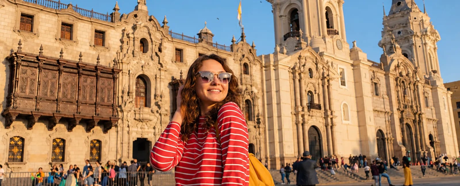 Viajera frente a edificios históricos de la Plaza Mayor de Lima
