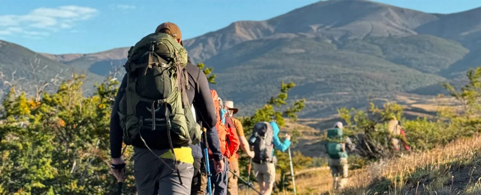 Grupo de viajeros realizando trekking por un sendero de montaña en Perú