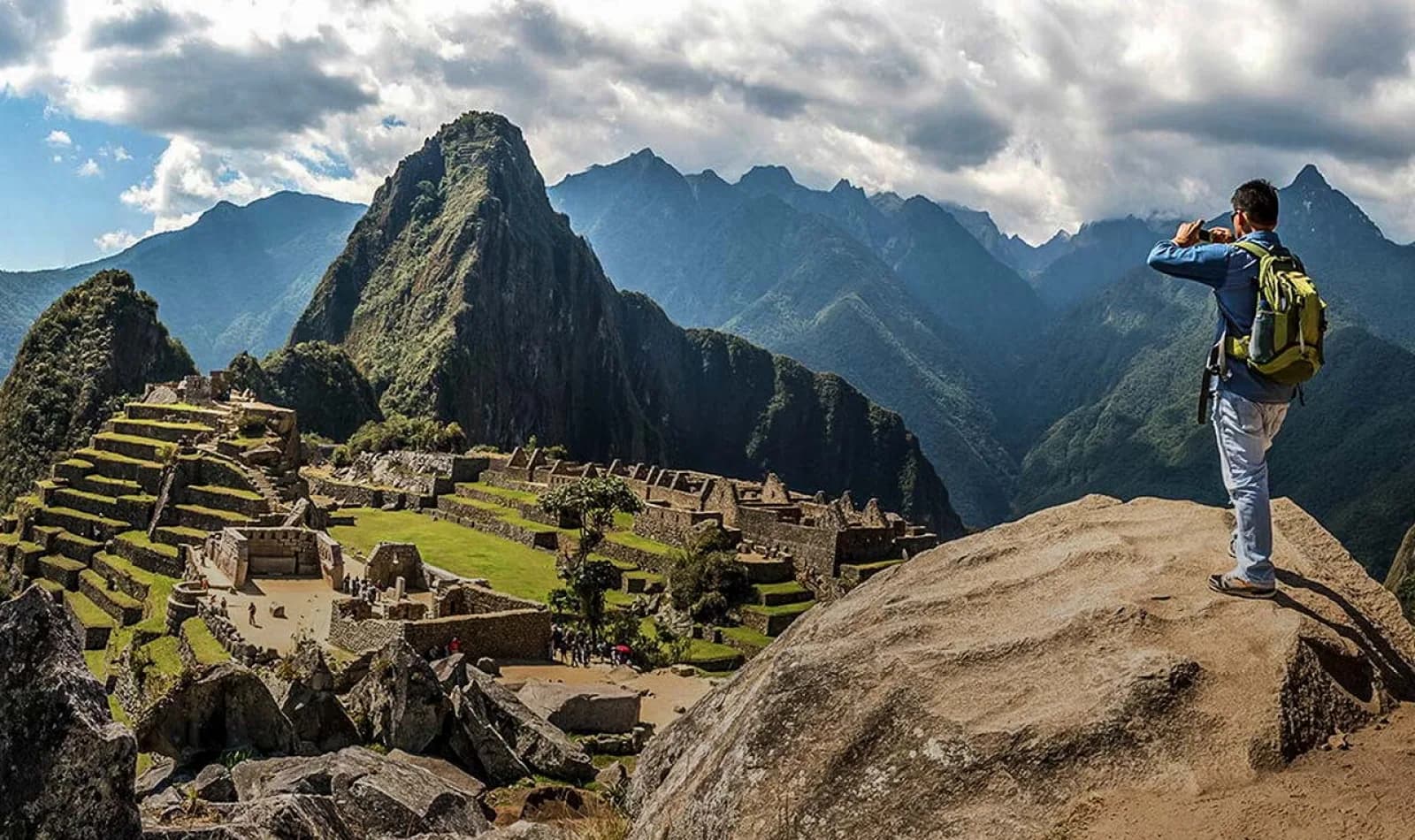 Viajero tomando una fotografía al santuario inca de Machu Picchu, en Cusco.