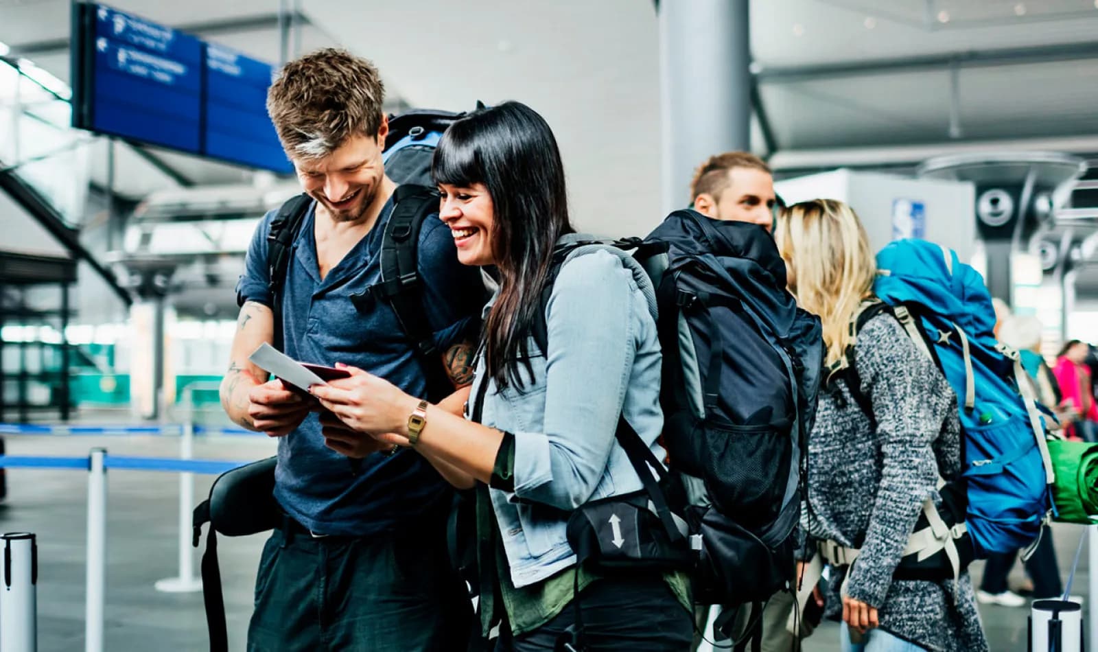 Viajeros revisando los requisitos para viajar a Perú en el aeropuerto