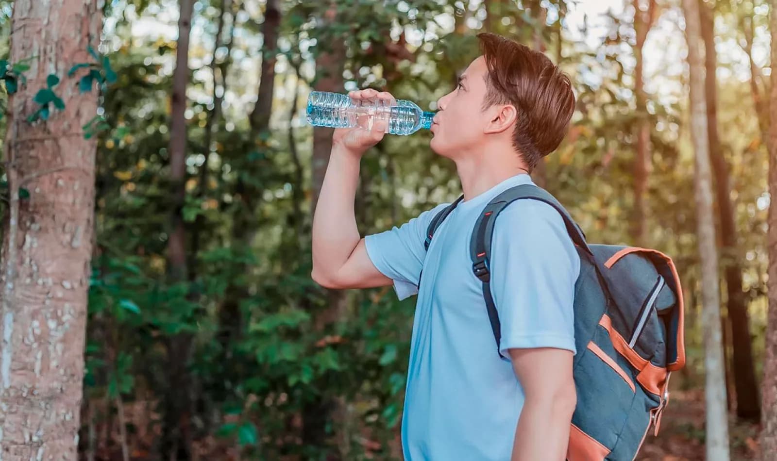 Viajero tomando agua para contrarrestar el mal de altura de Machu Picchu.