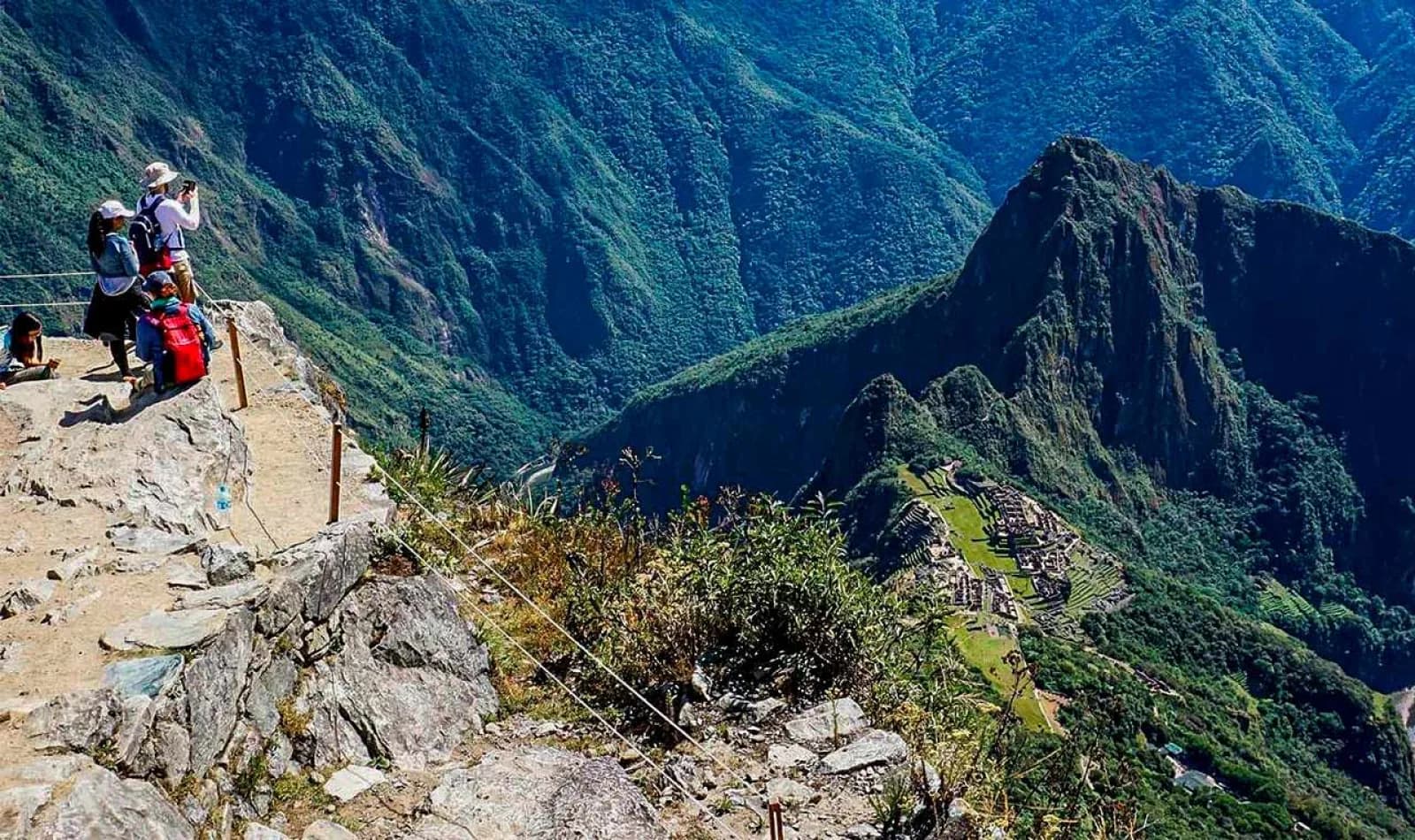 Senderistas observando la ciudadela de Machu Picchu, desde la montaña Huayna Picchu.