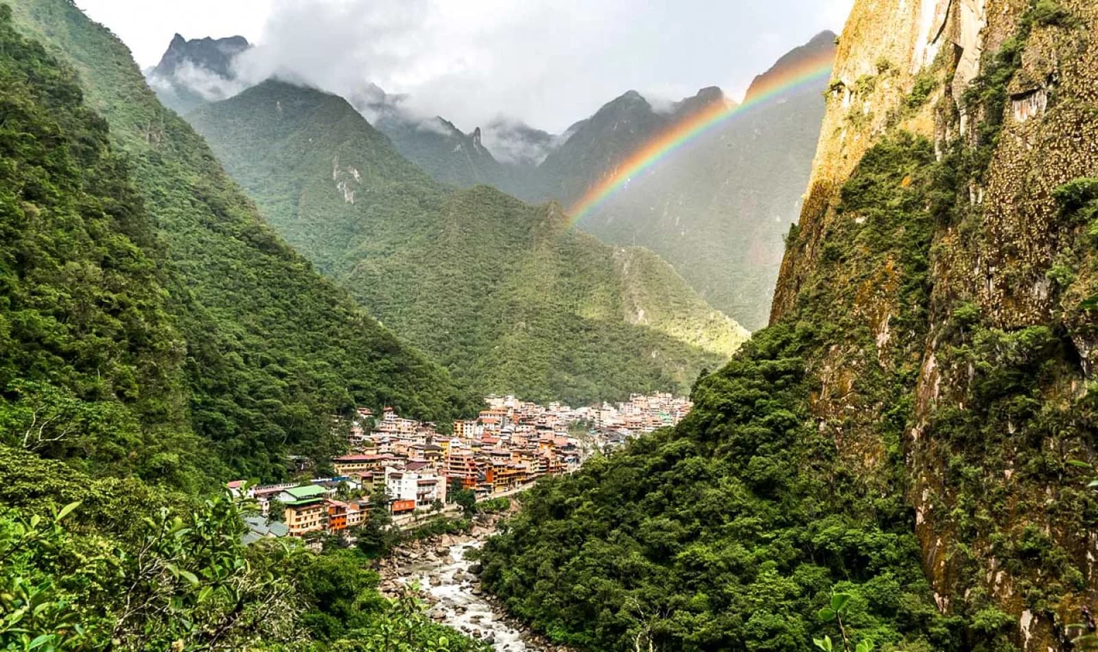 Vista panorámica de Machu Picchu pueblo o Aguas Calientes comparando la altura del pueblo y la ciudadela.