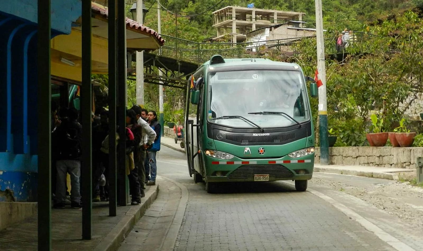 Bus turístico de Aguas Calientes rumbo a Machu Picchu