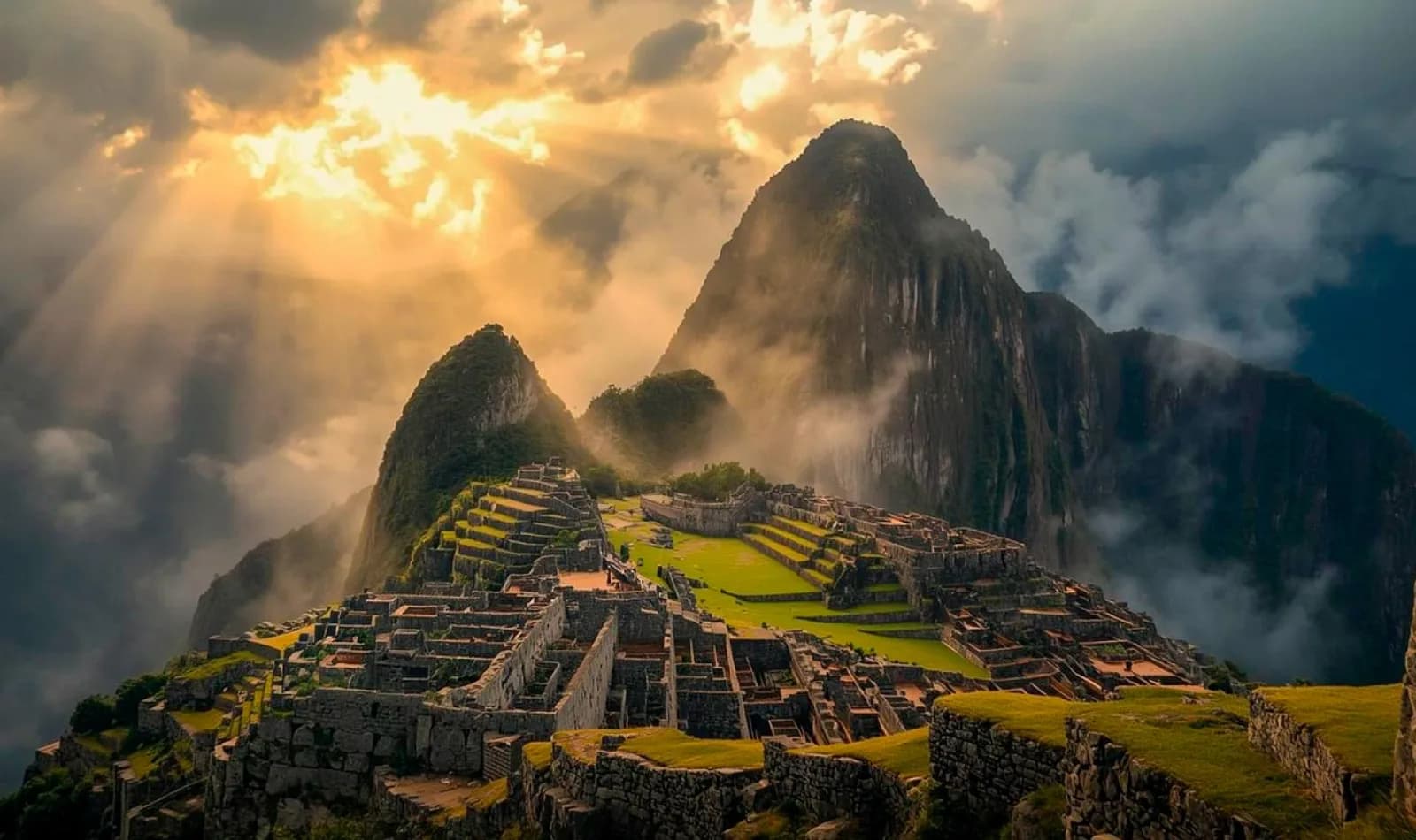 Ciudadela inca de Machu Picchu, un rayo de sol ilumina la montaña entre nubarrones