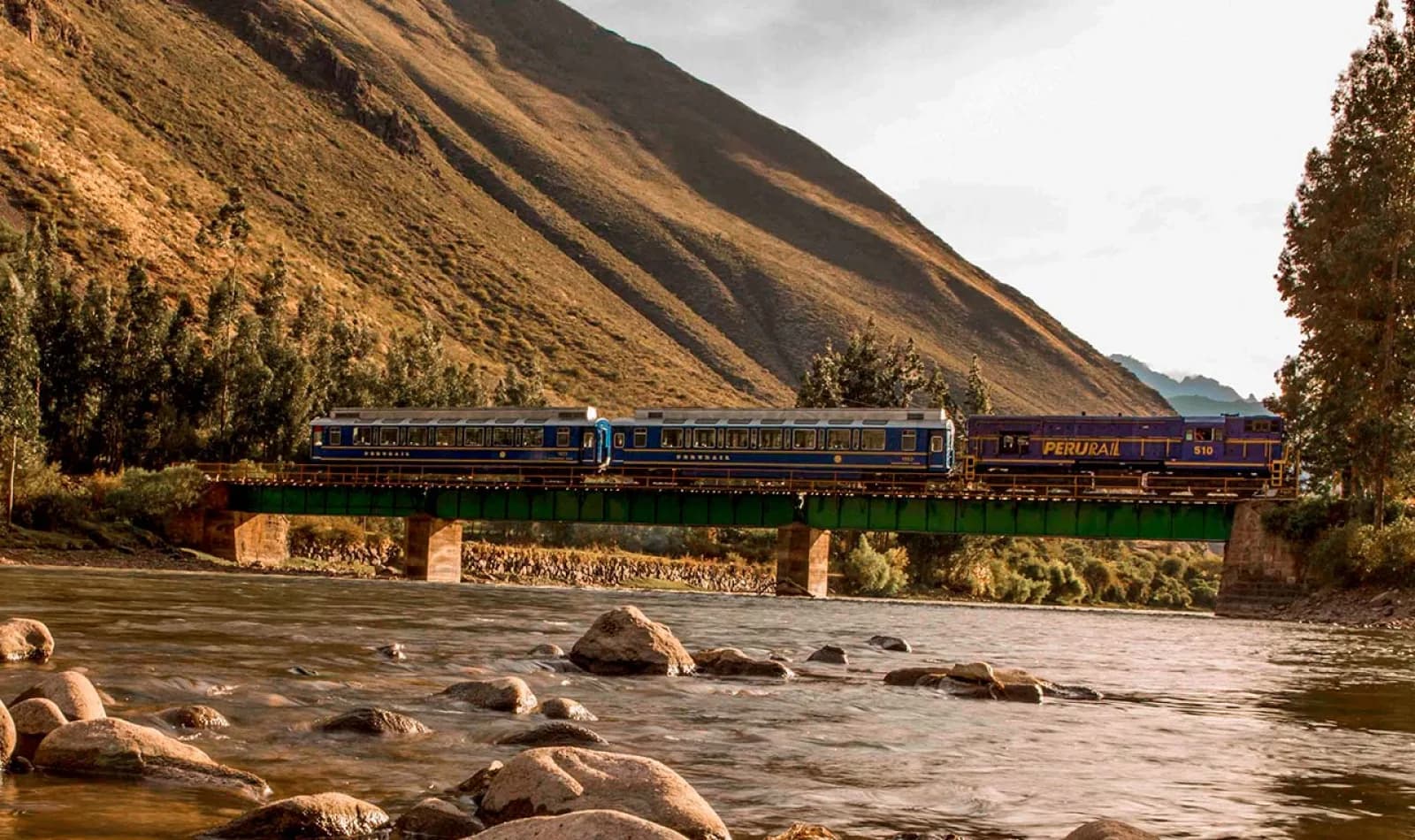 Tren rumbo a Machu Picchu al atardecer