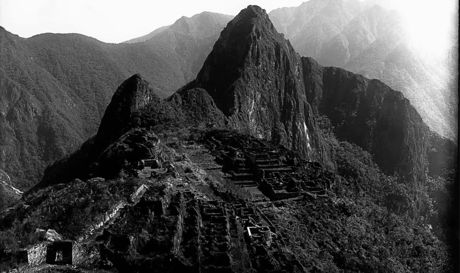 Fotografía en blanco y negro del santuario histórico de Machu Picchu
