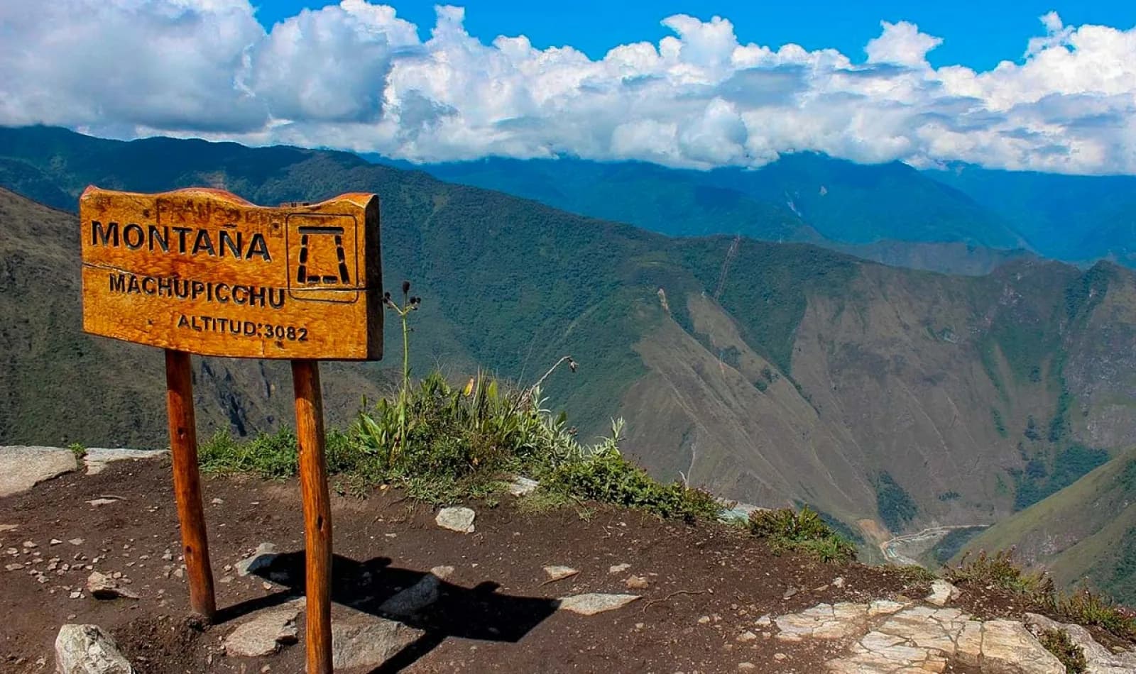 Señaletica de altitud en la montaña Machu Picchu