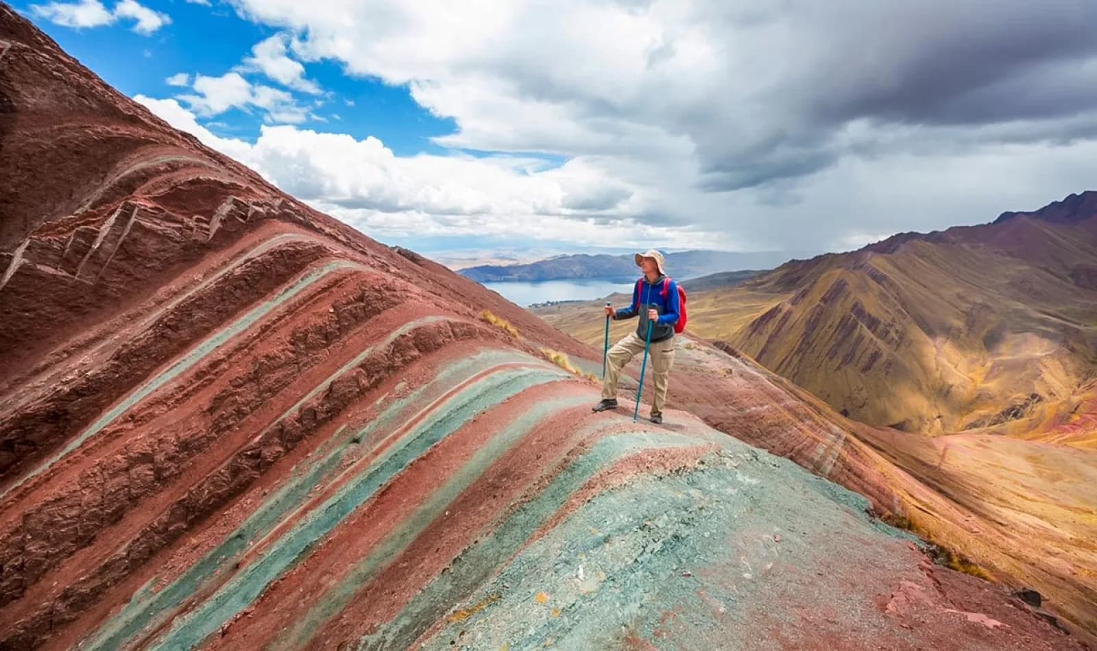 Viajero ascendiendo la montaña de colores, Vinicunca