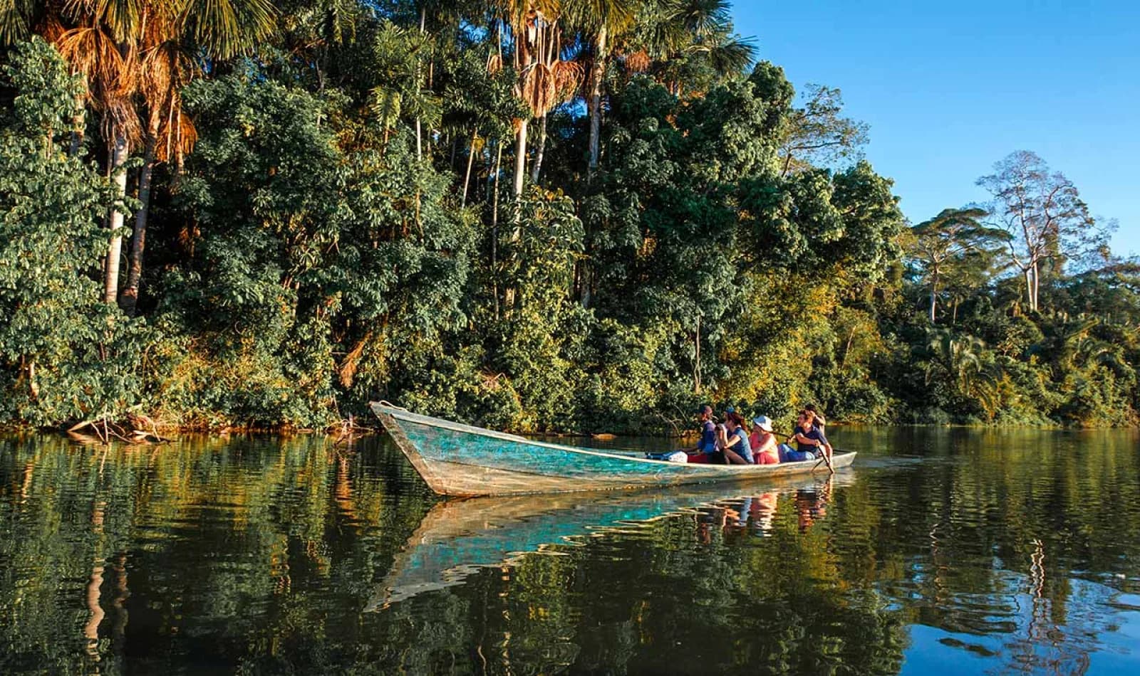 Viaje en bote en Tambopata, Perú
