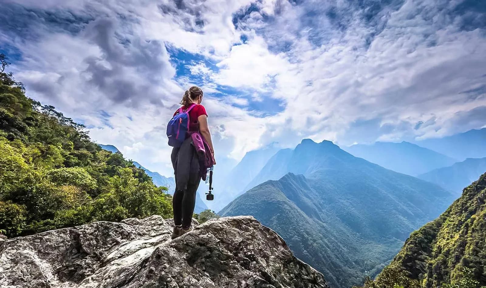 Turista en el Camino Inca rumbo a Machu Picchu