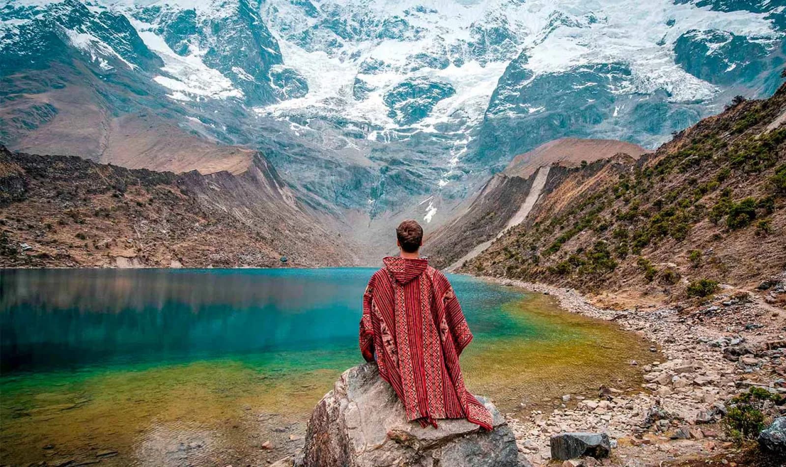 Viajero en la Laguna Humantay, en Cusco, Perú