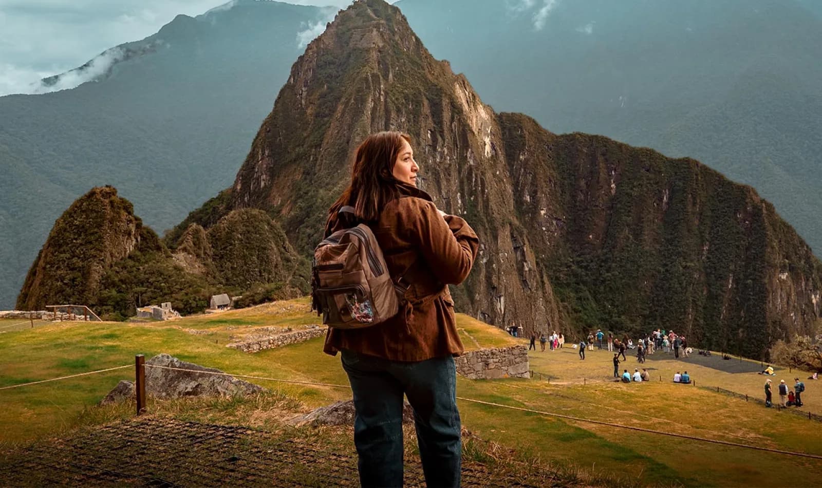 Viajera en el mirador de la casa del guardián, en Machu Picchu.