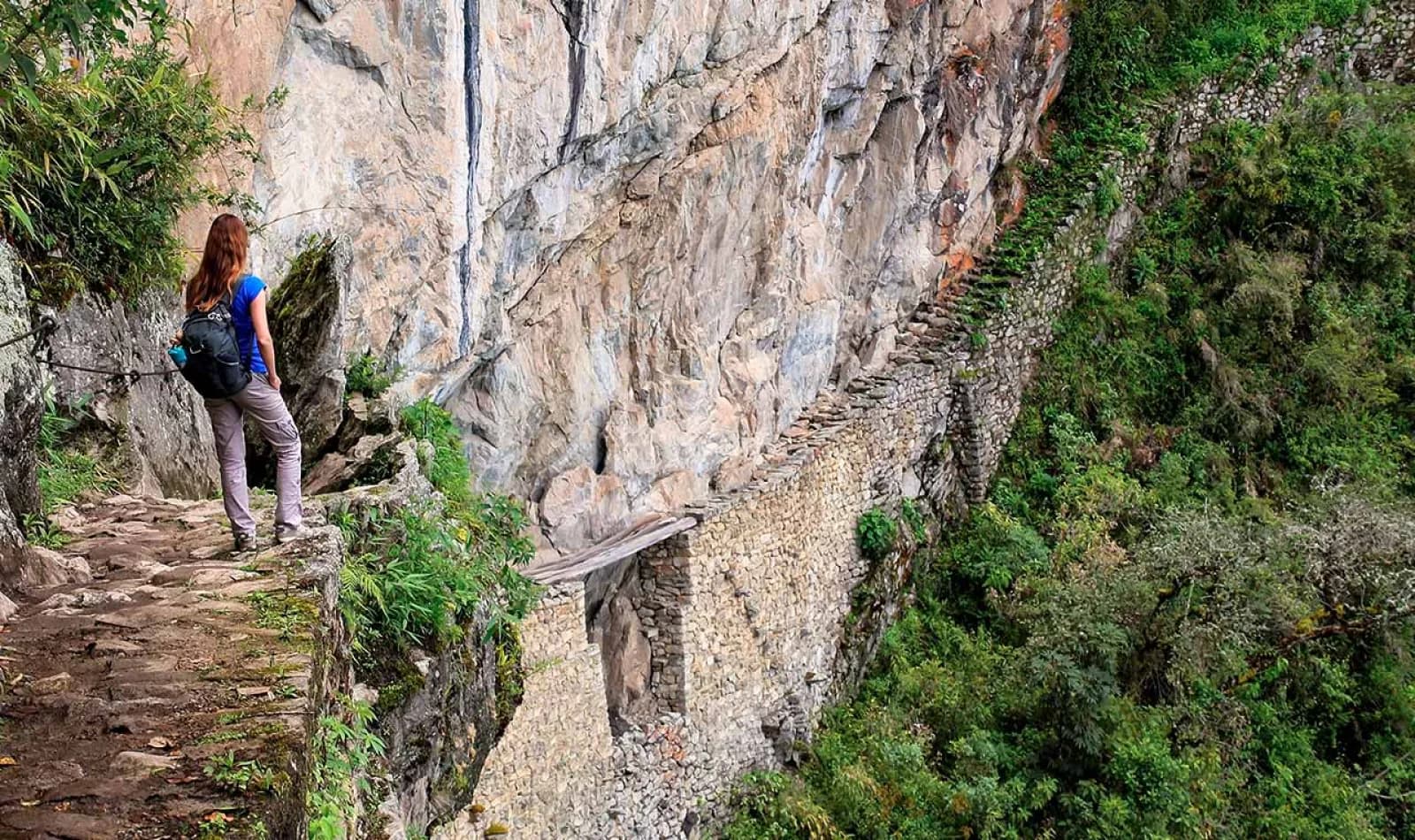 Viajera a punto de recorrer el Puente Inca en Machu Picchu.