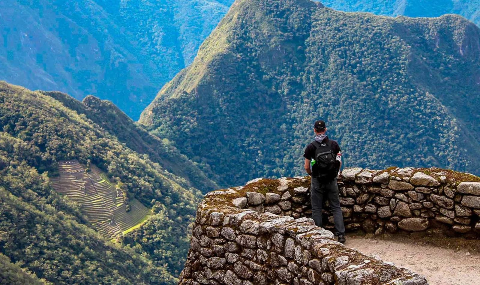 Viajero en un tramo del Camino Inca