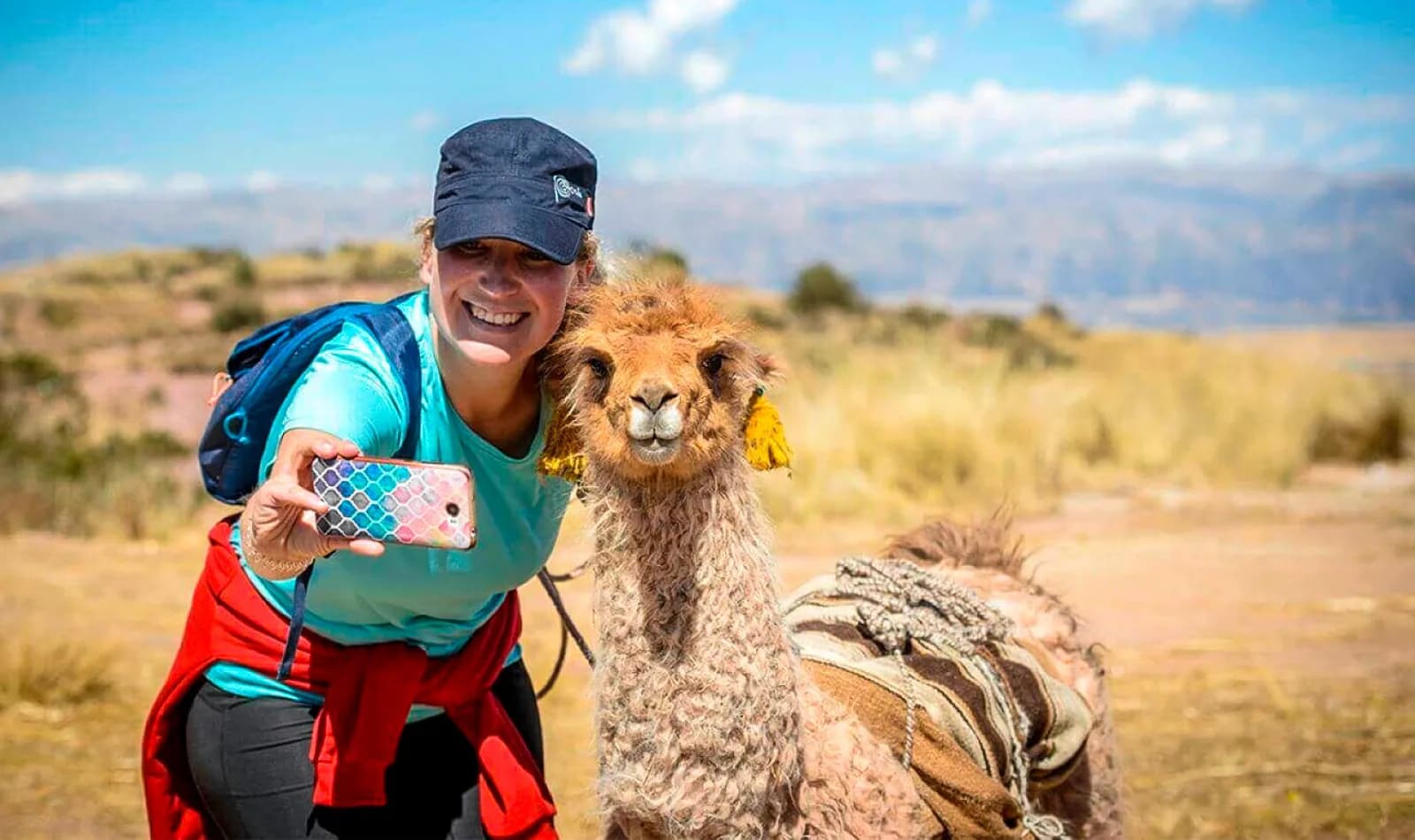 Viajera tomándose una selfie con una vicuña.