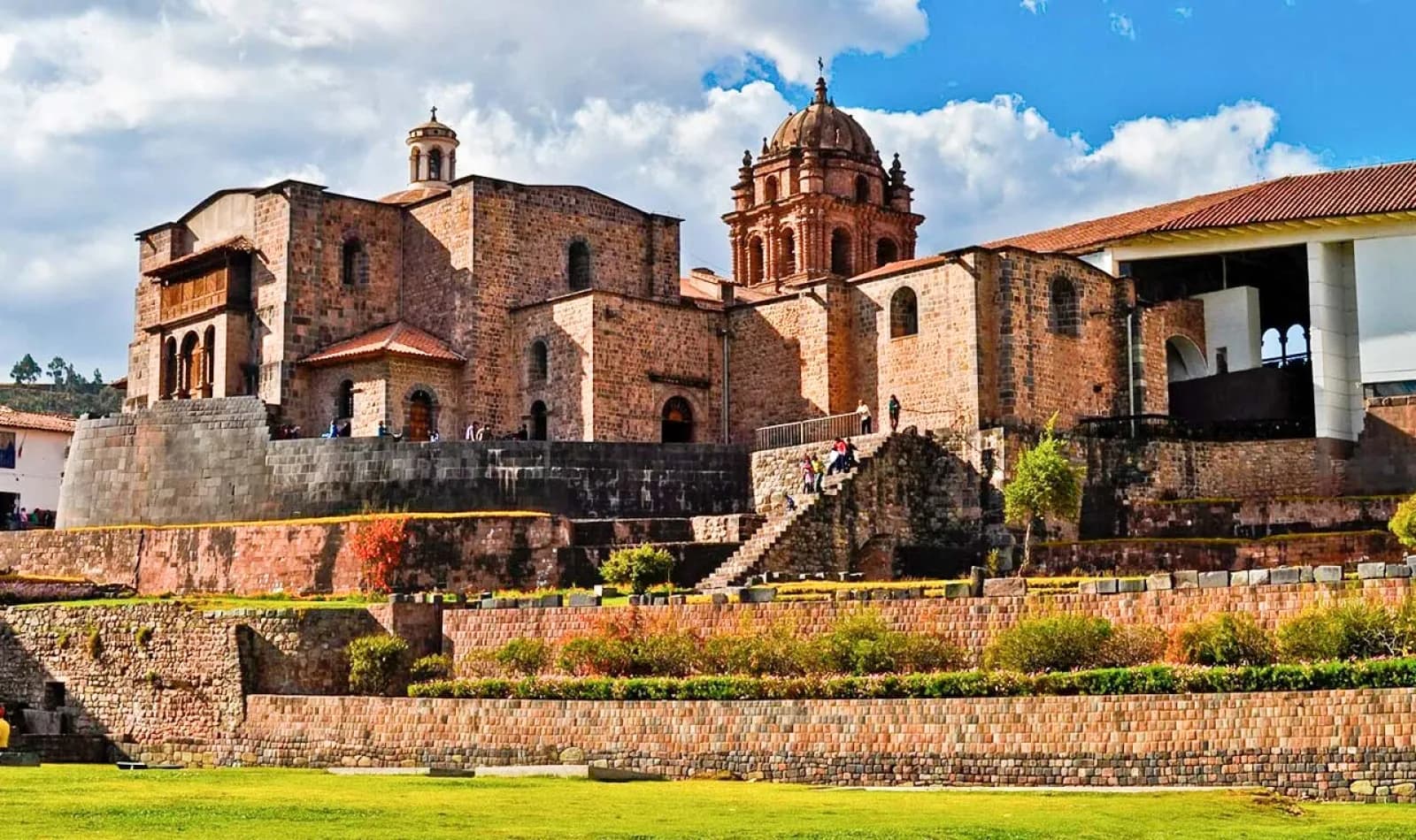 El Qoricancha o templo del sol en un día soleado.
