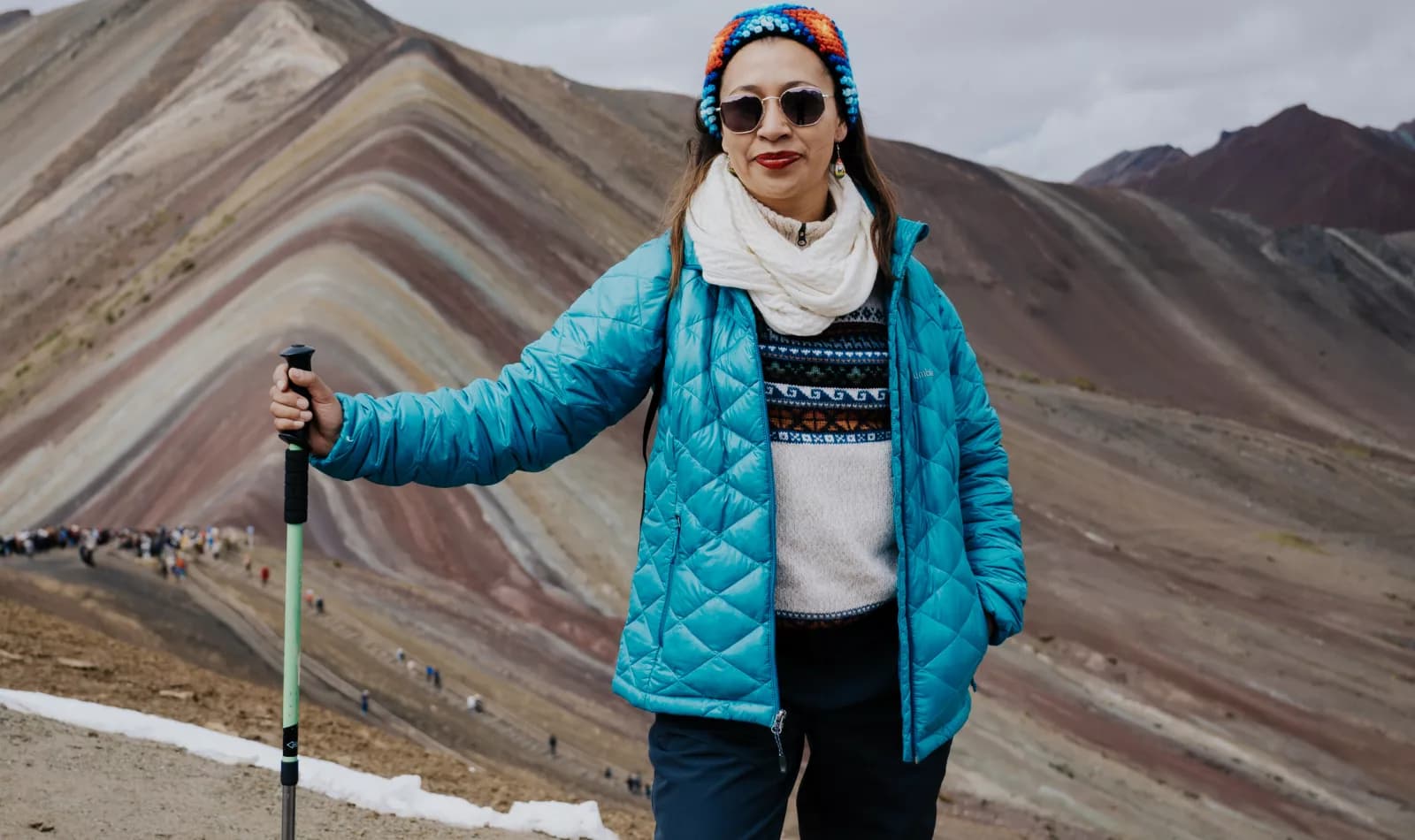 grupo de personas debajo de la montaña de colores